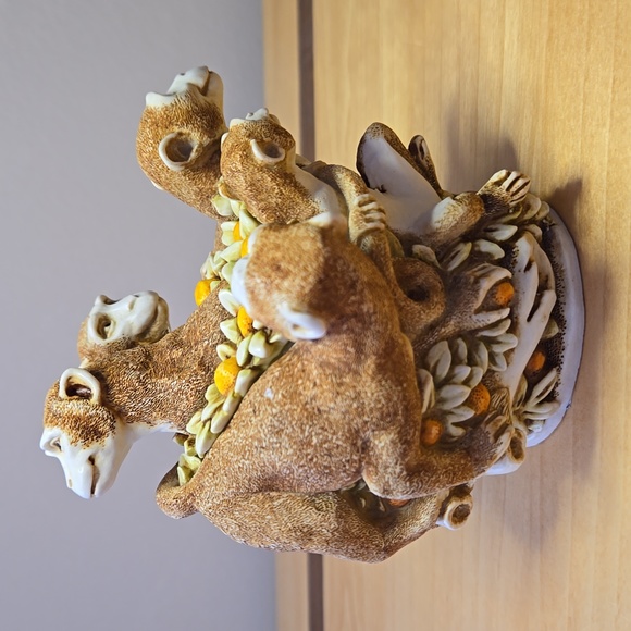 Harmony Kingdom "Family Reunion" Monkeys. Zookeepers Series - Picture 4 of 12